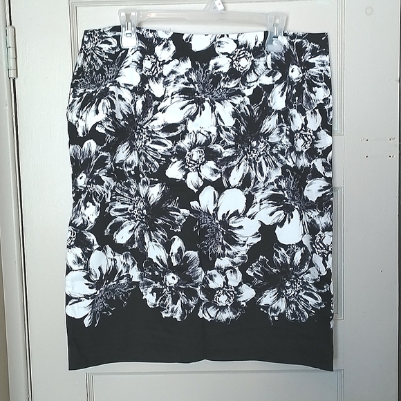 Host Pick🎉EUC Trisisto Femme By Melanie Lyne Size 14 Black & White Floral Skirt - Picture 1 of 5